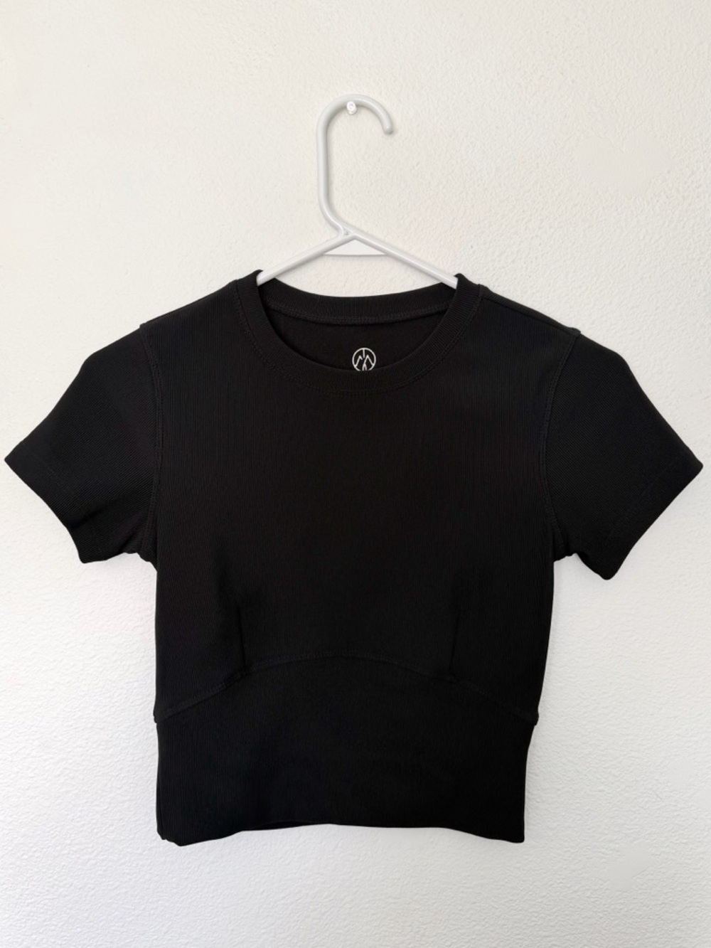Black ribbed athletic crop top